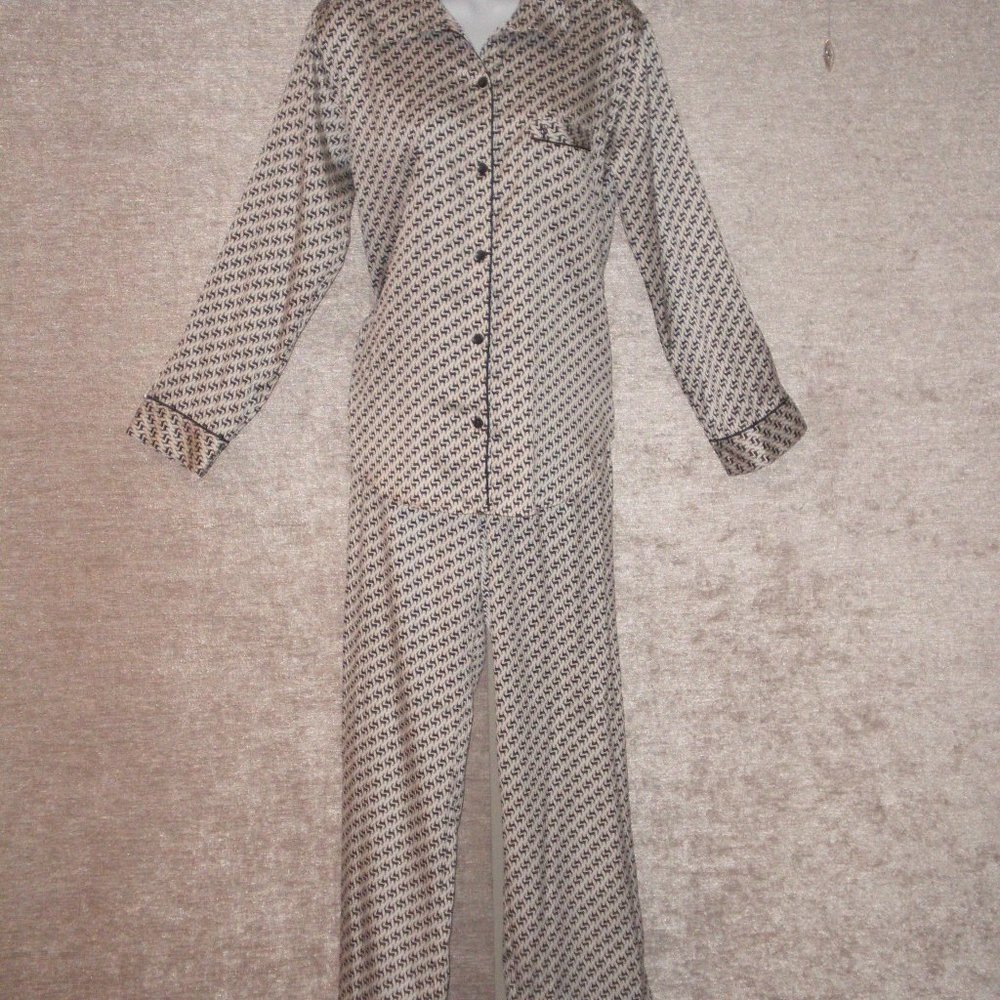 Gorgeous Victoria's Secret Satin White & Black Deer Pajamas in a size Small/P.